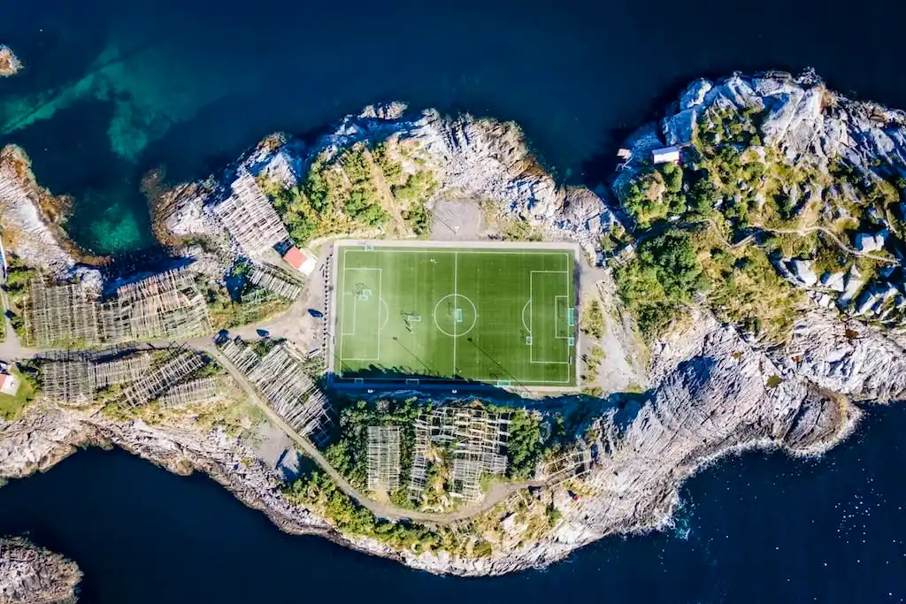 Fußballfeld auf der Insel Henningsvaer, Lofoten, Norwegen MALF00260. Copyright: IMAGO / Westend61